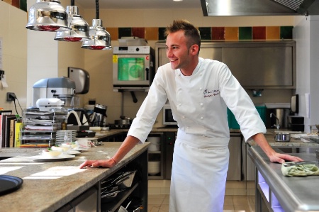 Une cuisine sur mesure, pour Christophe Carlier, un jeune chef passionné par les produits du terroir. Une cuisine sur mesure, pour Christophe Carlier, un jeune chef passionné par les produits du terroir.