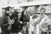 Paul Bocuse, l'acteur américain Danny Caye, Yanou Collart attachée de presse de l'acteur, Roger Vergé et Jean Troisgros lors d'un séjour à Los Angeles.