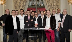 Philippe Quintin (le guide entre les mains) et David Bachoffer (à droite au fond) entourés de chefs et d'artisans au ministère de l'Agriculture.