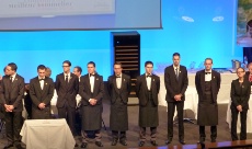 Les 9 finalistes (de gche à dte) : Antoine Pétrus (Lasserre, Paris), Maxime Brunet (L'Oasis, Mandelieu-la-Napoule), Jonathan Bauer-Monneret (Le Royal Monceau, Paris), Florent Martin (Hôtel Georges V, Paris), Guillaume Favreau (Hôtel du Sapin, Charmey - Suisse), Mikael Grou (Hôtel Georges V, Paris), Jean-Baptiste Klein (Le Moulin de Mougins, Mougins), Romain Iltis (L'Arnsbourg, Baerenthal), Pascaline Lepeltier (Rouge Tomate, New-York - USA).