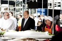 Le souverain monégasque fait le tour du marché à la découverte des produits.
