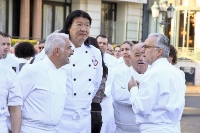 Alain Dutournier, le chef chinois Dong Zhenxiang, Pierre Troisgros et Alain Ducasse.