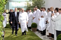 Le Prince Albert accueilli par Alain Ducasse au Sporting de Monaco.