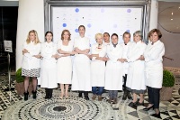 De gauche à droite : Helene DARROZE*, Elena ARZAK, Johanna MAIER**, Clare SMYTH***, Giuseppina BEGLIA, Nicole RUBI, Anne-Sophie PIC***, Angels SERRA SANTAMARIA**, Nadia SANTINI***, Josy BANDECCHI.