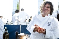 Fulvio Pierangelini a travaillé les gamberoni de San Remo et crème de pois chiches.