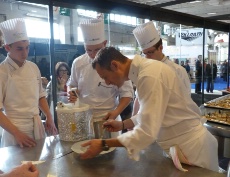 Bruno d'Angélis, chef au restaurant La vieille Dontaine à Avignon (84) supervisait quant à lui la cuisine, avec au passage, des conseils donnés aux élèves de Tecomah. Bruno d'Angélis, chef au restaurant La vieille Dontaine à Avignon (84) supervisait quant à lui la cuisine, avec au passage, des conseils donnés aux élèves de Tecomah.