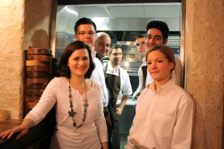 Une partie de l'équipe du restaurant Pascade. À gauche : Laura Wallace, Marc André, Alexandre Bourdas et Thibault Gabriel. À droite : Margaux Johnston, Clément Cabrera et Cédric Manguy.