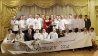 Pierre-Emmanuel Taittinger, son épouse Claire, leur fille Vitalie avec les membres du jury et les candidats de la 46ème édition du Taittinger.