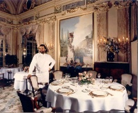 Il y a 25 ans, Alain Ducasse relève le défi. 33 mois plus tard, il décroche 3 étoiles.