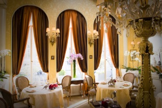 La salle du restaurant Lasserre, établissement qui fête ses 70 ans en 2012.