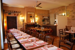 Le restaurant compte deux salles, décorées à la façon des bouchons lyonnais.
