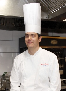 Olivier Bourrat est entouré d'une équipe de douze cuisiniers. Olivier Bourrat est entouré d'une équipe de douze cuisiniers.