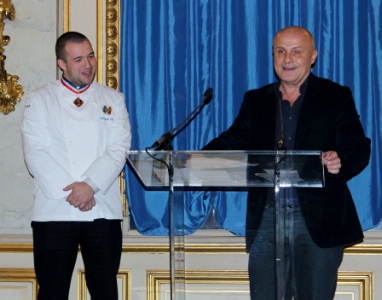 Guillaume Gomez, président des Cuisiniers de la République et Olivier Poivre d'Arvor, dans les salons du ministère des Affaires Etrangères, pour la remise du prix du rayonnement gastronomique. Guillaume Gomez, président des Cuisiniers de la République et Olivier Poivre d'Arvor, dans les salons du ministère des Affaires Etrangères, pour la remise du prix du rayonnement gastronomique.