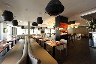 La salle de 150 places propose aussi bien des mange-debout que de confortables banquettes La salle de 150 places propose aussi bien des mange-debout que de confortables banquettes