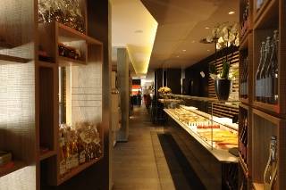 Un espace de vente au détail propose plats cuisinés, chocolats, vins… Un espace de vente au détail propose plats cuisinés, chocolats, vins…