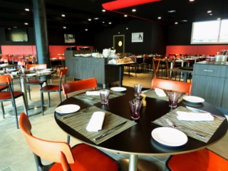 Une salle claire au décor épuré.