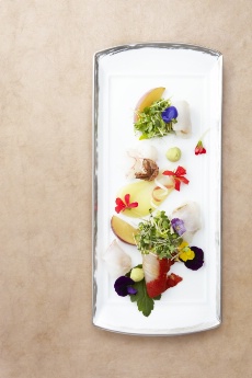 sashimi de turbot, saint-pierre et langoustine, fleurs de capucine, pomme.