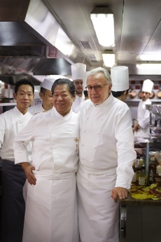 Yoshihiro Murata et Alain Ducasse, dans les cuisines du Plaza Athénée.