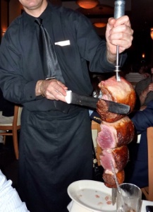 Le churrasco, ou l'art de la grillade à la brésilienne. Le churrasco, ou l'art de la grillade à la brésilienne.