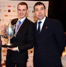 Marc-Thomas Fefin, chef de rang au restaurant l'Epicure à l'Hôtel Le Bristol, remporte la première place du podium des 'professionnels', et Franck Languille, président de la CGB.