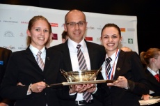 Au centre, Eric Salvetat, professeur de restaurant à l'ICF Béziers avec ces deux 'élèves' : Joanna Rosich, lauréate 2012 (à gche), et Alexia Bescos, lauréate 2013 (à dte).