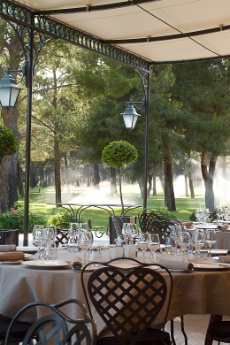 La terrasse du Monte Cristo ouvre sur le cadre d'exception de l'hôtel Relais & Châteaux du Castellet.
