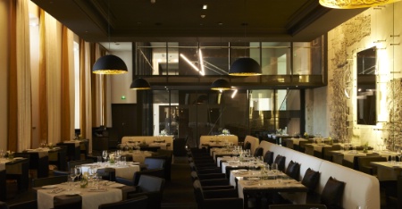 La brasserie Les Fenêtres : 80 places à l'intérieur et autant en terrasse avec vue sur Notre-Dame-de-la-Garde. La brasserie Les Fenêtres : 80 places à l'intérieur et autant en terrasse avec vue sur Notre-Dame-de-la-Garde.