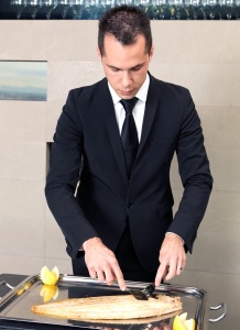 Alexandre Martinet, maître d'hôtel du restaurant Christian Têtedoie à Lyon (69), lève une sole meunière au guéridon.