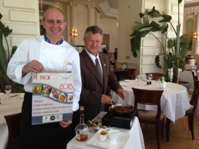 Laurent Bunel, membre d'Euro-Toques et chef de l'InterContinental Carlton à Cannes (06), et Patrick Berbotto, maître d'hôtel, ont décidé de flamber un filet de boeuf au cognac et dresser les assiettes face aux convives.