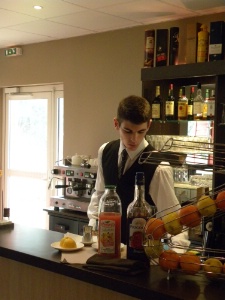 Un jeune du lycée Haute-Follis à Laval, en CAP serveur en café-brasserie, réalise un cocktail pour promouvoir un autre aspect des métiers de service : le bar.