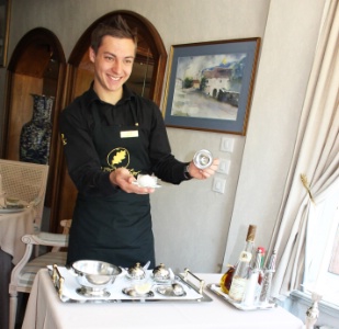 À l'Hostellerie La Cheneaudière, à Colroy-la-Roche (67), Jérémy Schott, apprenti au CEFPPA d'Illkirch-Graffenstaden, a préparé un Tartare de saumon au guéridon, accommodé selon le goût du client.