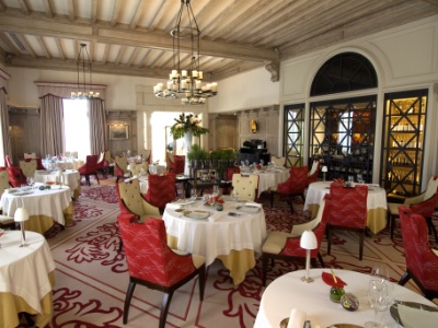 La salle de l'Hostellerie de Plaisance laisse place aux baux jours à la terrasse avec vue sur le vignoble de Saint-Emilion. La salle de l'Hostellerie de Plaisance laisse place aux baux jours à la terrasse avec vue sur le vignoble de Saint-Emilion.