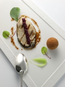 Huître spéciale Gillardeau/grilllée. Pied et oreille de cochon, truffe noire, champignons, sauce lard, chutney pomme verte. Huître spéciale Gillardeau/grilllée. Pied et oreille de cochon, truffe noire, champignons, sauce lard, chutney pomme verte.