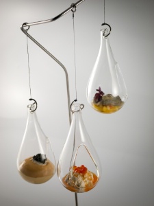 Envolée marine/ Brouillade d'oursin, crème légère citron vert, caviar d'Aquitaine, crème de tourteau et céleri, beurre de homard, huître Gillardeau, fruits exotiques, huile de mandarine. Envolée marine/ Brouillade d'oursin, crème légère citron vert, caviar d'Aquitaine, crème de tourteau et céleri, beurre de homard, huître Gillardeau, fruits exotiques, huile de mandarine.