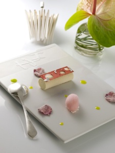 Le Litchi/ Gelée champagne rosé, mousseux litchi, sorbet rose et suprême pamplemousse, meringue. Le Litchi/ Gelée champagne rosé, mousseux litchi, sorbet rose et suprême pamplemousse, meringue.
