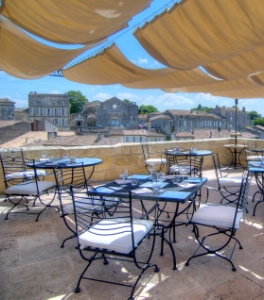 En terrasse, ici, en mode déjeuner snacking se transforme en restaurant gastronomique le soir. En terrasse, ici, en mode déjeuner snacking se transforme en restaurant gastronomique le soir.