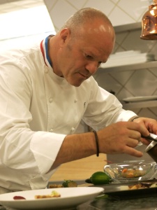 Exigeant et bienveillant en cuisine comme à l'écran. Exigeant et bienveillant en cuisine comme à l'écran.