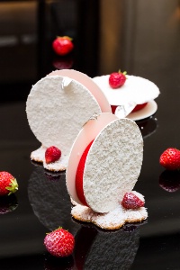 Parfait glacé, fraises des bois, meringue à la coco. Parfait glacé, fraises des bois, meringue à la coco.