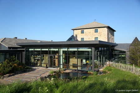 Depuis fin 2008, le restaurant 3 étoiles Michelin est complété par 10 chambres troglodytes classées 4 étoiles.