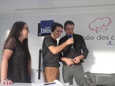 Hugo Desnoyer, au micro d'Alexandre Zazerra, animateur France Bleu Mayenne) aprés la signature en qualité de parrain du camion de ' La Tournée des cordons bleus', avec Anne-Marie Amoros (à gauche). Hugo Desnoyer, au micro d'Alexandre Zazerra, animateur France Bleu Mayenne) aprés la signature en qualité de parrain du camion de ' La Tournée des cordons bleus', avec Anne-Marie Amoros (à gauche).