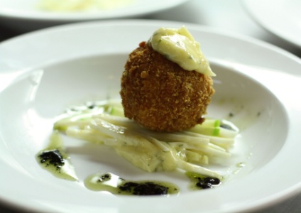 Une des propositions du supper club Zuhause : Beignet de Saint-Jacques, mayonnaise à l'estragon, pomme, céleri, seiche.