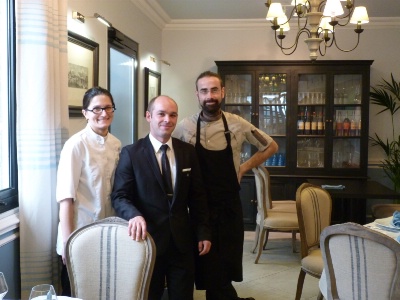 De gauche à droite : Marine Lapeyre, pâtissière, Florian Dumarquet, sommelier, Jean-Baptiste Dalens, chef. De gauche à droite : Marine Lapeyre, pâtissière, Florian Dumarquet, sommelier, Jean-Baptiste Dalens, chef.