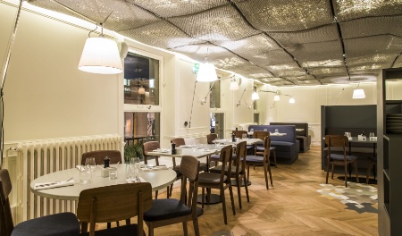La salle de restaurant du haut (70 places) : un lieu simple mais raffiné signé par Cent15 architecture. La salle de restaurant du haut (70 places) : un lieu simple mais raffiné signé par Cent15 architecture.