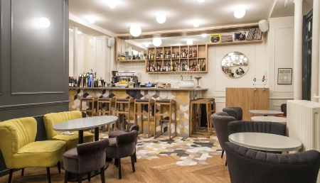 L'espace cosy du rez-de-chaussée (20 places) se transforme en bar à cocktails le soir (avec une carte à tapas). L'espace cosy du rez-de-chaussée (20 places) se transforme en bar à cocktails le soir (avec une carte à tapas).