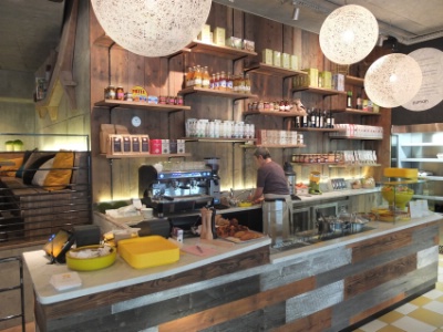 Le comptoir où sont présentés les plats chauds (avec option végétarienne, sans lactose, sans gluten).