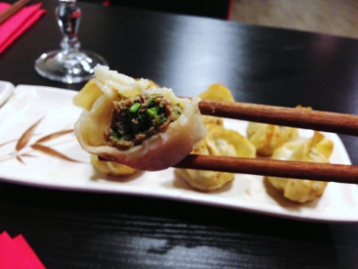 Servis grillés, bouillis et bientôt à la vapeur, les raviolis sont déclinés avec huit farces différentes. Servis grillés, bouillis et bientôt à la vapeur, les raviolis sont déclinés avec huit farces différentes.
