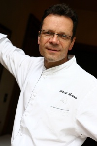 Patrick Bertron est arrivé en 1982 à Saulieu en tant que commis, avant de devenir rapidement le second de Bernard Loiseau. Patrick Bertron est arrivé en 1982 à Saulieu en tant que commis, avant de devenir rapidement le second de Bernard Loiseau.