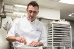 Le chef pâtissier Dimitri Fayard rejoint l'hôtel Peninsula de Chicago