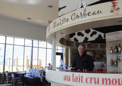 Jérôme Epinette, créateur de l'enseigne Maître Corbeau : 'Nous travaillons uniquement avec des produits frais et des fromages AOC.' Jérôme Epinette, créateur de l'enseigne Maître Corbeau : 'Nous travaillons uniquement avec des produits frais et des fromages AOC.'