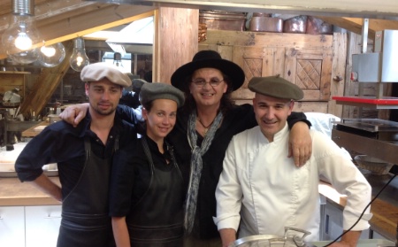 En cuisine de gauche à droite : Anthony Trezy, Aurélie Stchepounoff, Marc Veyrat et Bruno Locatelli.
